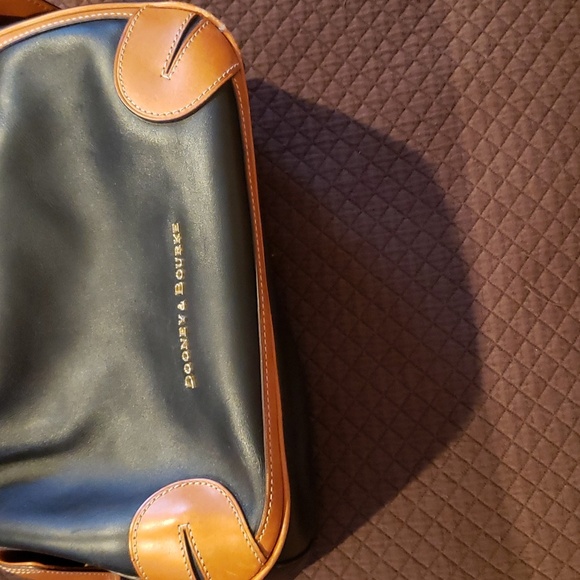 Dooney & Bourke black hobo shoulder bag.. EXCELLENT! - Picture 8 of 11